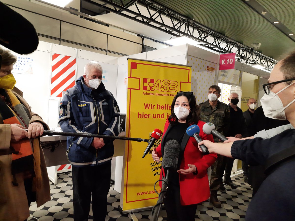 SenWGP's tweet photo. ICC-Impfzentrum mit Kinderimpfstrasse eröffnet. Für die Großen geht es ab 09:00, für die Kleinen ab 12:00 Uhr los.
Gesundheitssenatorin Dilek Kalacyi @dil_kal: "Alle gemeinsam, Kinder und Erwachsene, Ärzt:innen und Impfzentren, zusammen gegen die #Coronapandemie!"
@ASBinBerlin https://t.co/DMh2XIAcRD