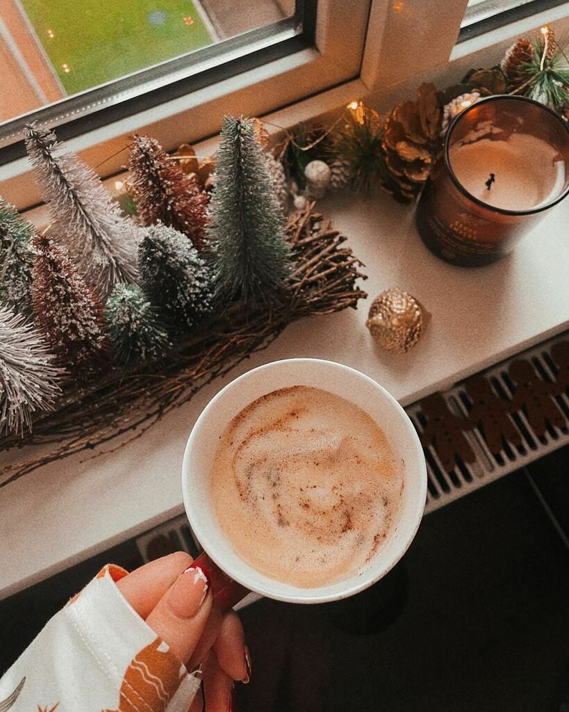 jayerockett's tweet photo. This morning’s coffee is in a takeaway cup because we are London bound for ✨festive shenanigans✨Looking forward to playing tourist in my old city, finishing some Christmas shopping, and visiting some of my favourite foodie haunts 👏🏻
.
.
.
.
.
#aseas… https://t.co/fdGqye5eWv https://t.co/MnDUcu9yg6