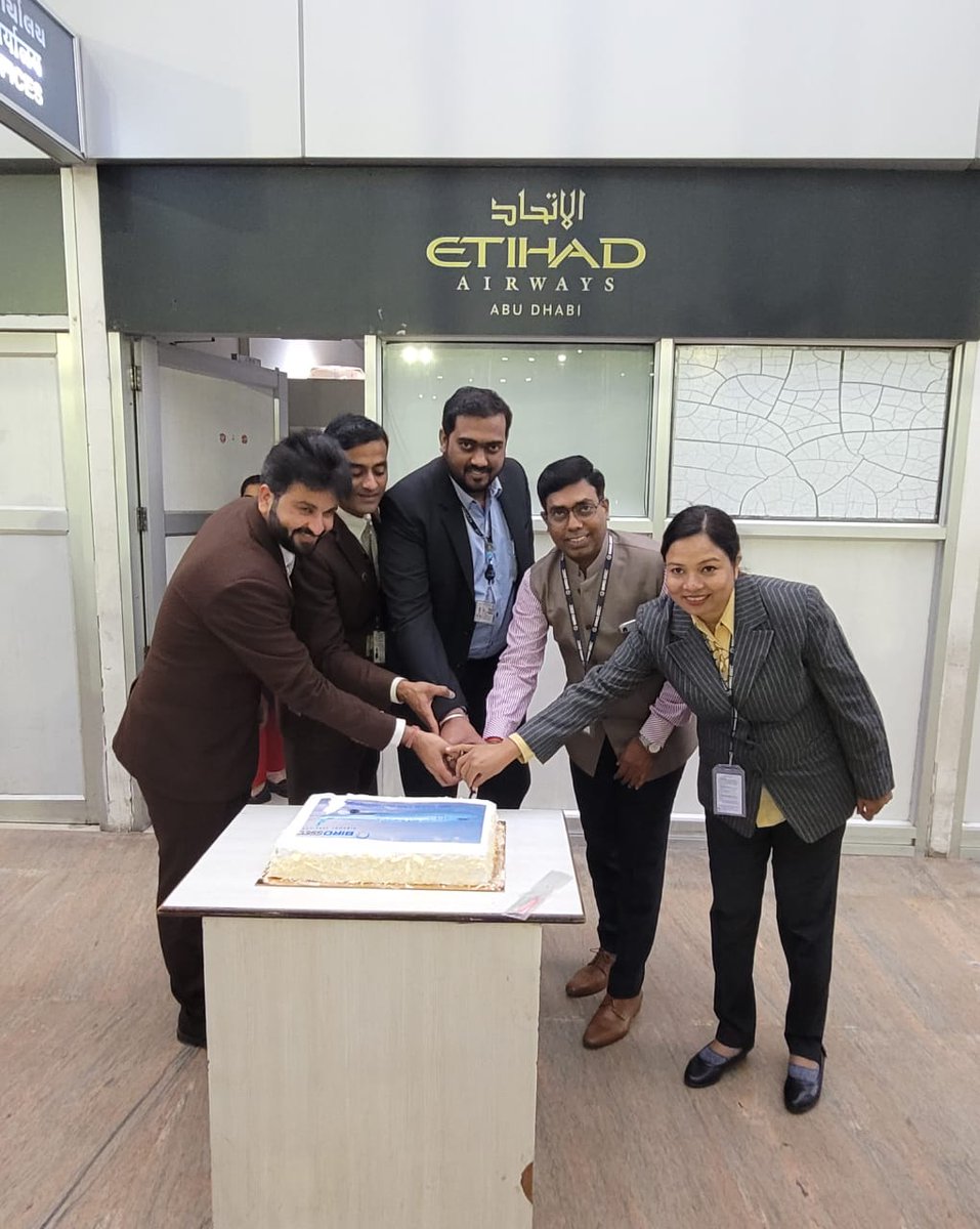 BirdGrp's tweet photo. Svāgata chē Etihad Airways!
GSEC Bird Airport Services #BirdGSEC welcomes #EtihadAirways at #AMDAirport. We thank all stakeholders for a smooth ground handling cut-over on 15th December'21.
#Ahmedabad #SVPI #AdaniAirports #groundhandling #birdgroup https://t.co/VcubWxKHKH