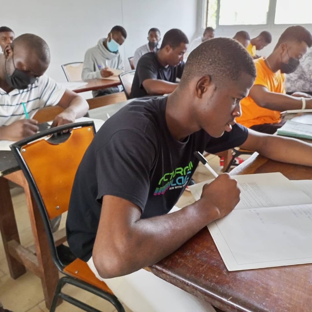 iucdouala's tweet photo. Examen

Bon courage à tous les étudiants de #BTS 2 et HND 2  #ISTDI, #ICIA et #3IAC qui Composent le semestre 3 cette semaine.

Donnez le meilleur de vous.

#IUC #examen https://t.co/l37aSyTTLz