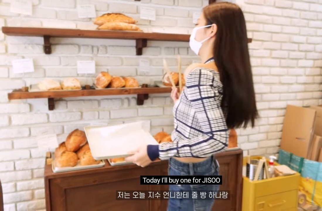 bestgirljisoo's tweet photo. the first bread that she picked up was not even for herself but for jisoo 😭 https://t.co/QRWCbJEeHY