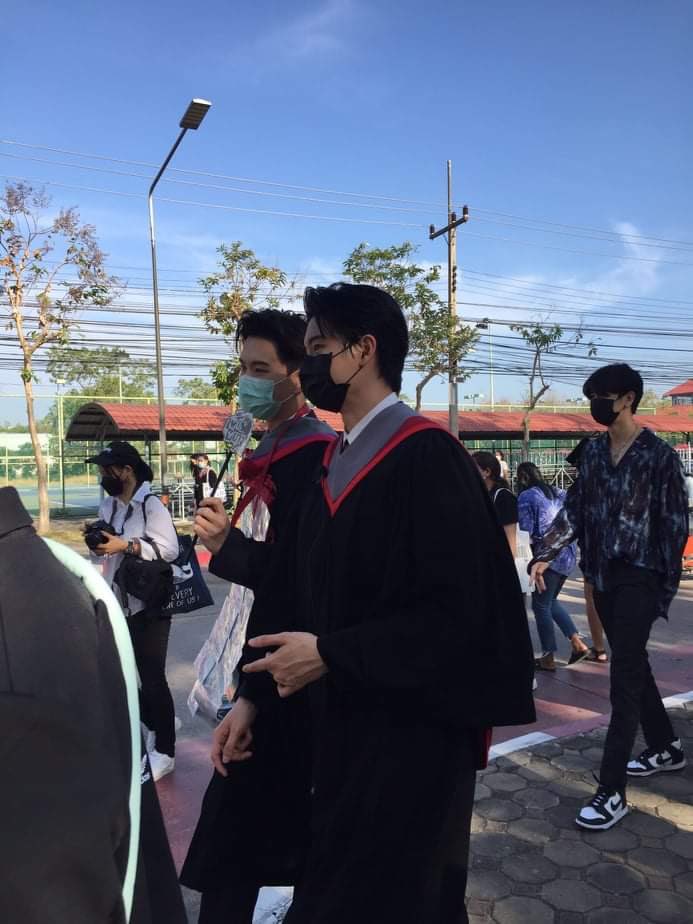 gubgibbb5's tweet photo. ได้แค่นี้จริงๆค่ะ พยายามเต็มที่แล้ว5555 มองข้างๆยังหล่อ😊 #YinYinGraduation https://t.co/GihbMZjrRO