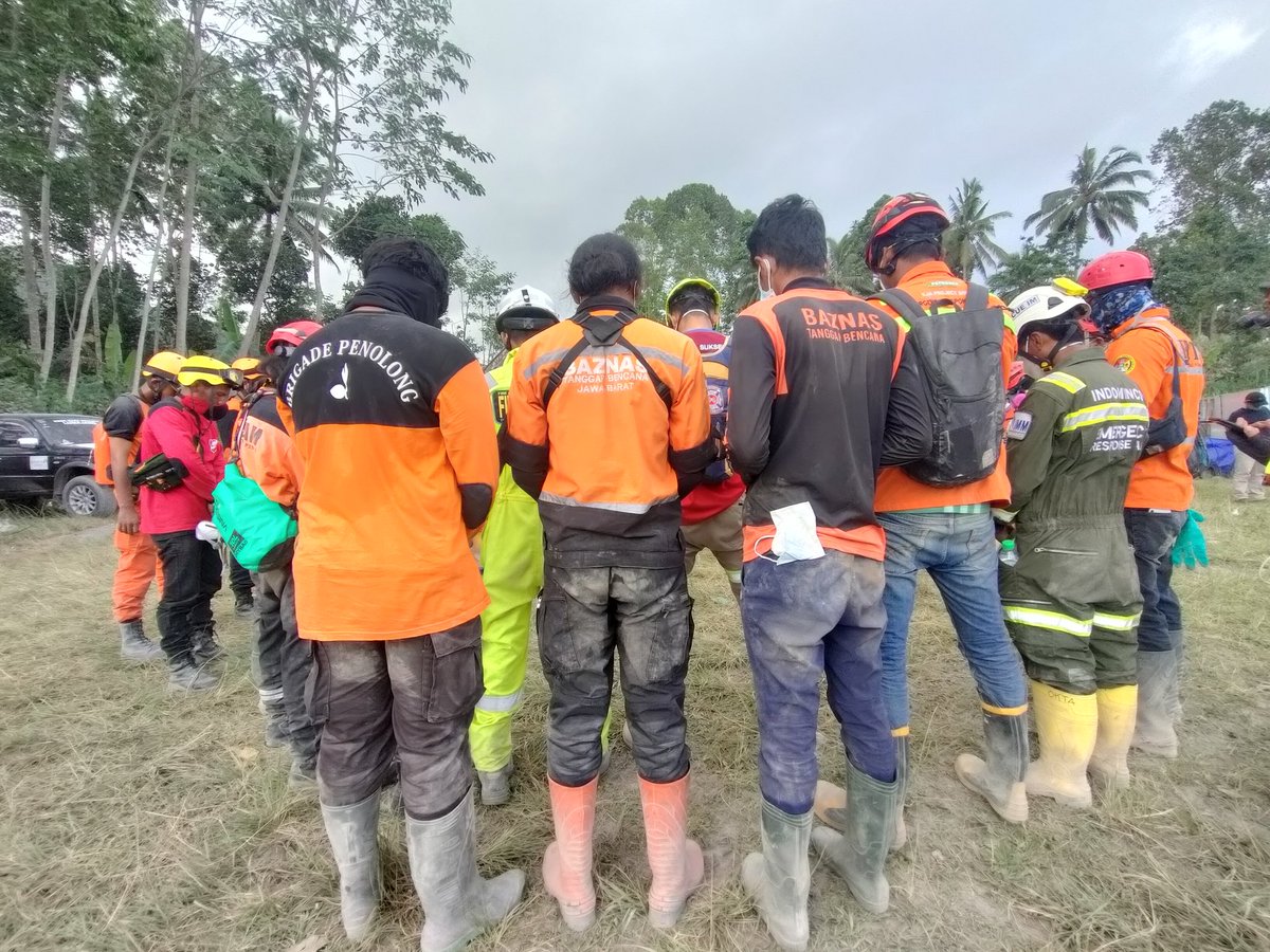 candrajavas's tweet photo. Prays before go to black zone. SRU 2, Kamar kajang, desa sumber wuluh, kec. Candipuro, kab. Lumajang https://t.co/bOvSJJLOkB