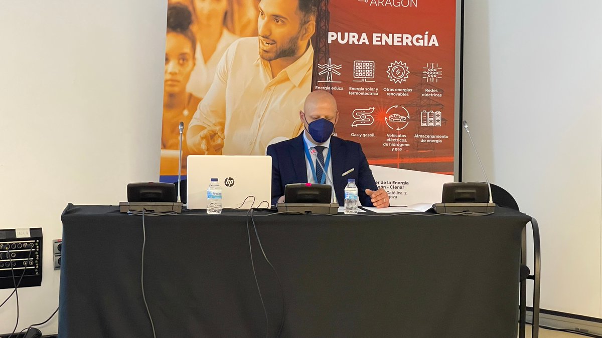 Altertecspain's tweet photo. Nuestro CEO, Raúl Jiménez, da la bienvenida en la sesión técnica de #Expofimer sobre comunidades energéticas. Con @aragonenergia @fCIRCE @unizar https://t.co/dXX97jo4zL