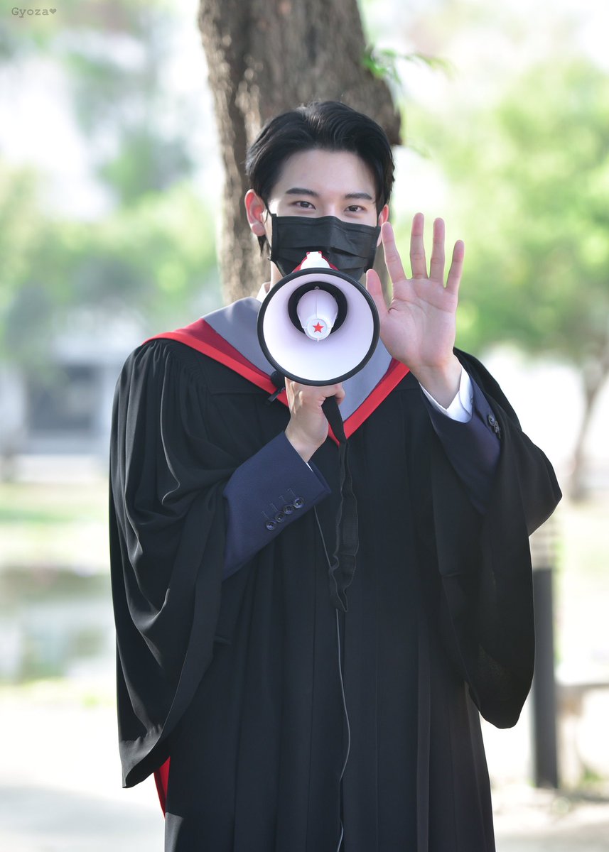 Gyoza_Panpug's tweet photo. ยินดีด้วยนะครับ บัณฑิตสุดหล่อ
#YinYinGraduation #yinyin_anw https://t.co/DPTp3wfjKE