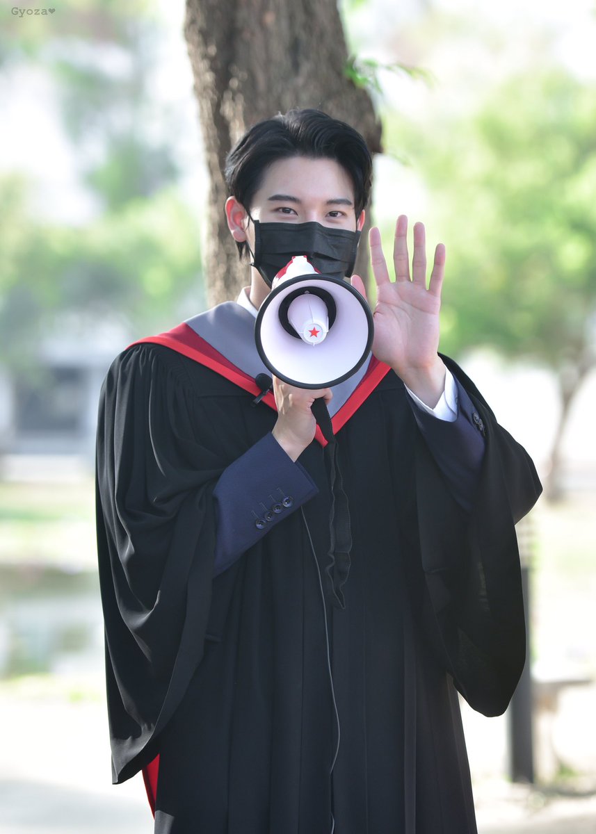 Gyoza_Panpug's tweet photo. ยินดีด้วยนะครับ บัณฑิตสุดหล่อ
#YinYinGraduation #yinyin_anw https://t.co/DPTp3wfjKE