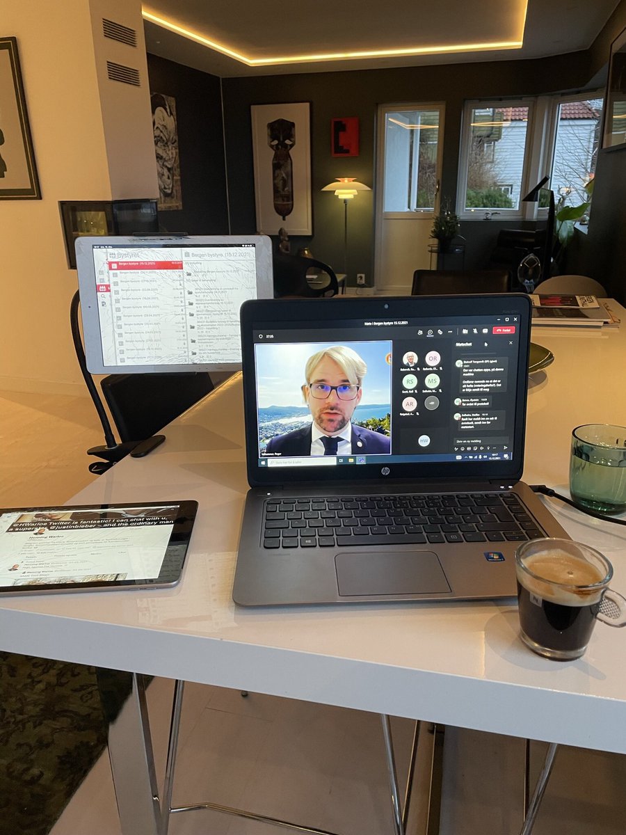 HWarloe's tweet image. DA ER VI i Bergen bystyre igjen tilbake på Teams. Jeg mobiliserer alle tilgjengelige skjermer her på hjemmekontoret slik at jeg ikke går glipp av noe. Og det inkluderer dere på Twitter! 😂 #beby