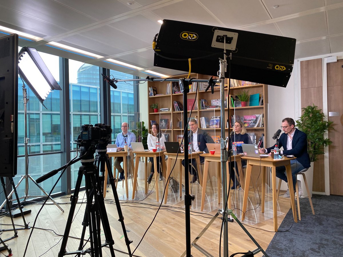 BeMyAppFR's tweet photo. 🔴 En direct de la finale du #ReImagine_Challenge. 5 min de pitch et 3 min de Q&amp;A. 

Trois gagnants et trois podiums pour ce hackathon centré sur l'IA et les composants de Power Platform. @microsoftfrance @EYFrance : https://t.co/WdNltqzI2x https://t.co/G3J9vFxFqw