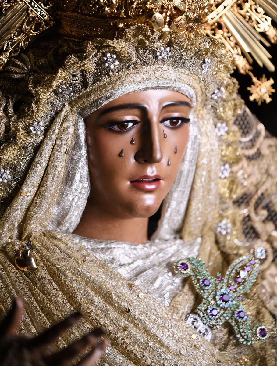 VivaEspDeTriana's tweet photo. ¡La Reina está abajo de su altar para estar con nosotros otra vez! 

Este es el comienzo de los días más esperados, dichoso y hermoso de nuestra ciudad, con nuestra Reina, Madre y Capitana. 

#VeneracionEsperanza21 https://t.co/J1rritvzYu