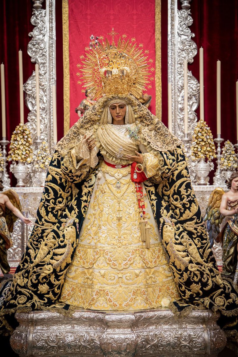 VivaEspDeTriana's tweet photo. ¡La Reina está abajo de su altar para estar con nosotros otra vez! 

Este es el comienzo de los días más esperados, dichoso y hermoso de nuestra ciudad, con nuestra Reina, Madre y Capitana. 

#VeneracionEsperanza21 https://t.co/J1rritvzYu