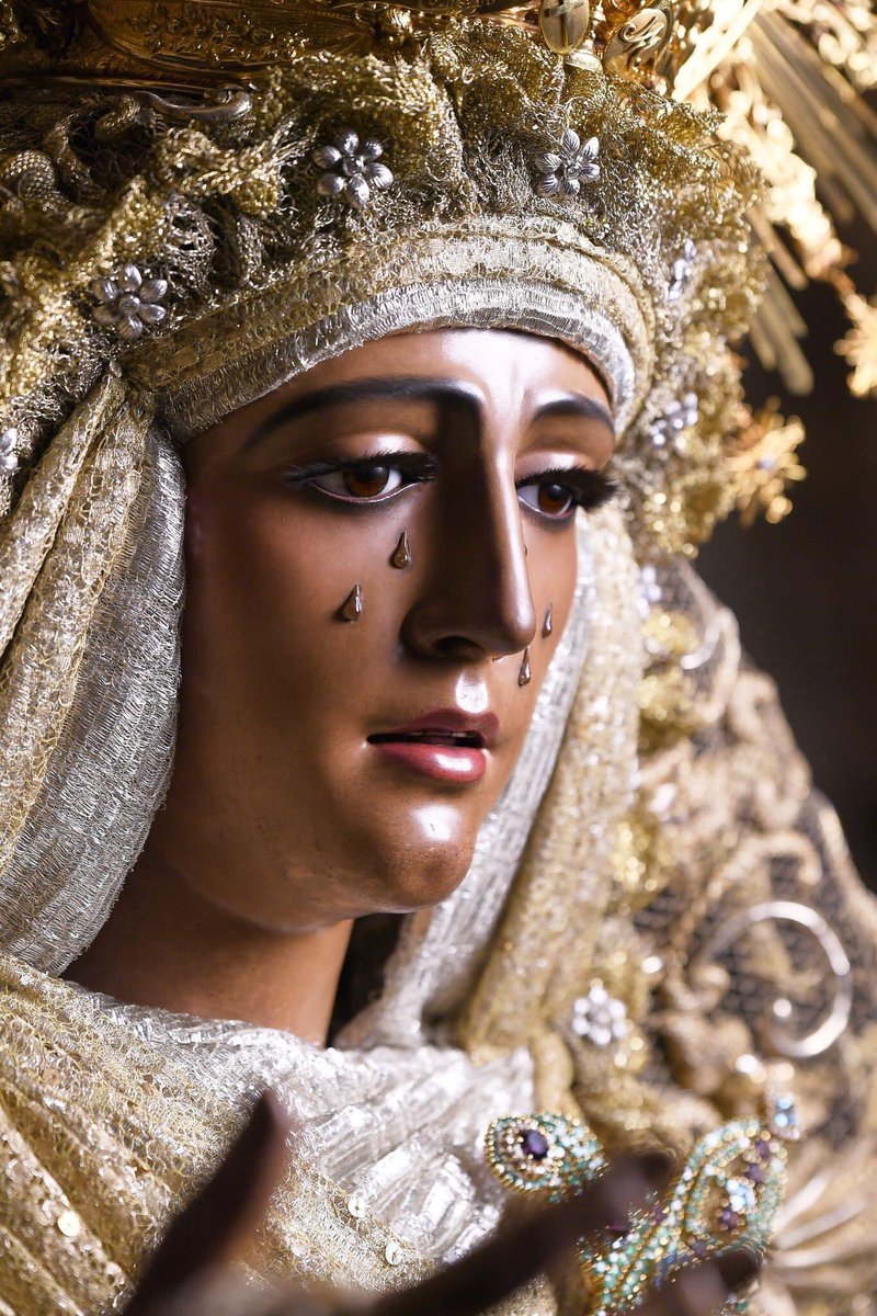 VivaEspDeTriana's tweet photo. ¡La Reina está abajo de su altar para estar con nosotros otra vez! 

Este es el comienzo de los días más esperados, dichoso y hermoso de nuestra ciudad, con nuestra Reina, Madre y Capitana. 

#VeneracionEsperanza21 https://t.co/J1rritvzYu