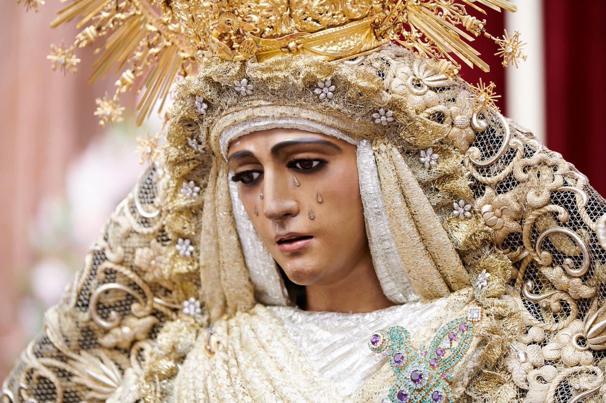 VivaEspDeTriana's tweet photo. ¡La Reina está abajo de su altar para estar con nosotros otra vez! 

Este es el comienzo de los días más esperados, dichoso y hermoso de nuestra ciudad, con nuestra Reina, Madre y Capitana. 

#VeneracionEsperanza21 https://t.co/J1rritvzYu