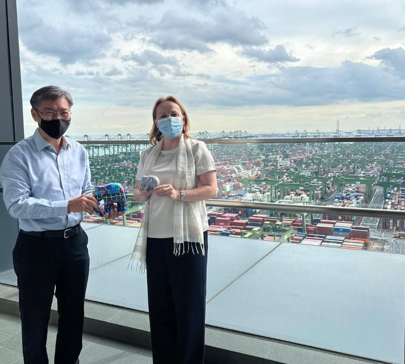 IwonaPiorkoEU's tweet photo. Excellent visit to @globalPSA @singaporepsa & meeting with PSA Group CEO Tan Chong Meng to discuss sustainability & digital solutions for global supply chains.
PSA Global Network comprises six ports in the EU #Antwerp #Gdansk #Genoa #Sines #Venice #Zeebrugge @Transport_EU https://t.co/88tAHGl1iA