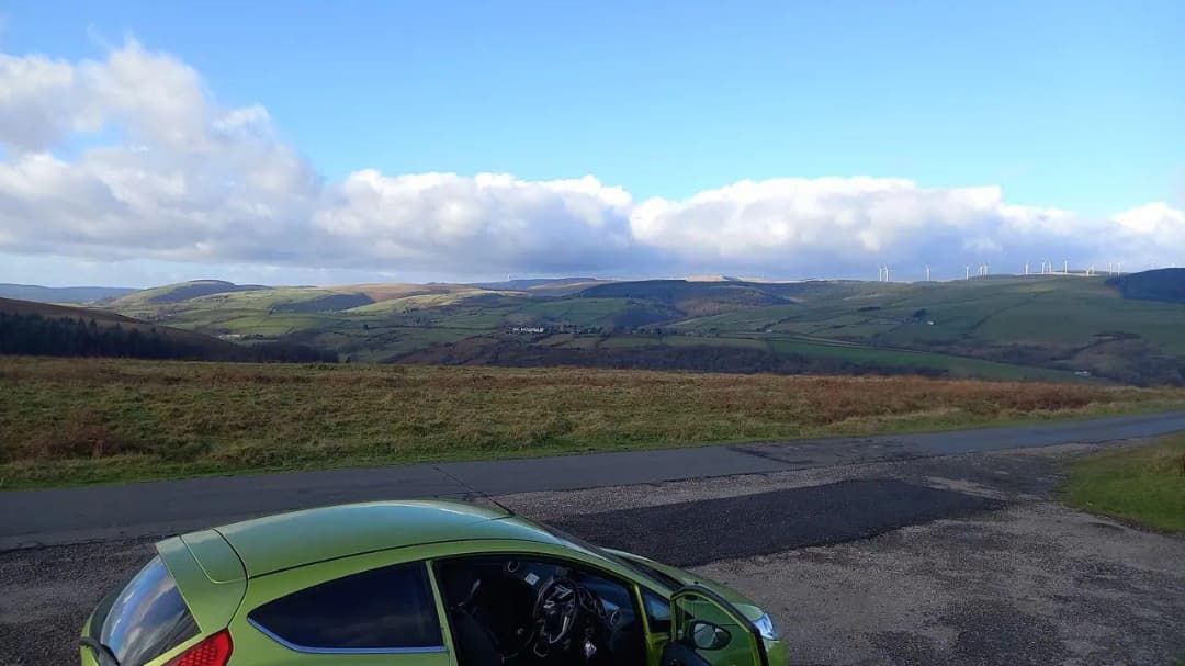 AJ_Chaz's tweet photo. sometimes the uk isnt ugly https://t.co/bRXwawLy2v