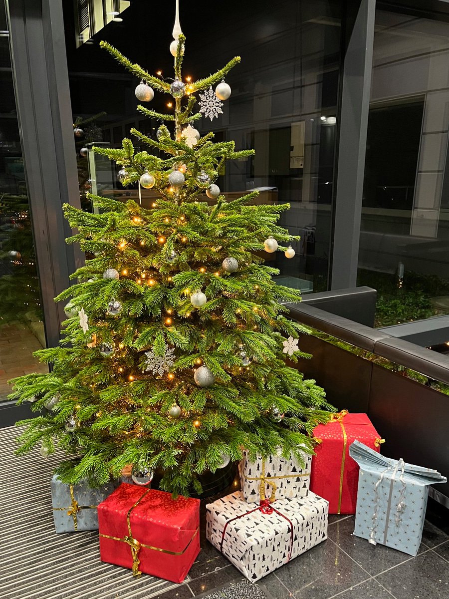 The last days of 2021 are counted and once again we experienced how important a trustful cooperation with reliable partners is to our success.
We wish you, your staff and families a wonderful holiday season and a dynamic start into the new year!

#seasonsgreetings #happynewyear