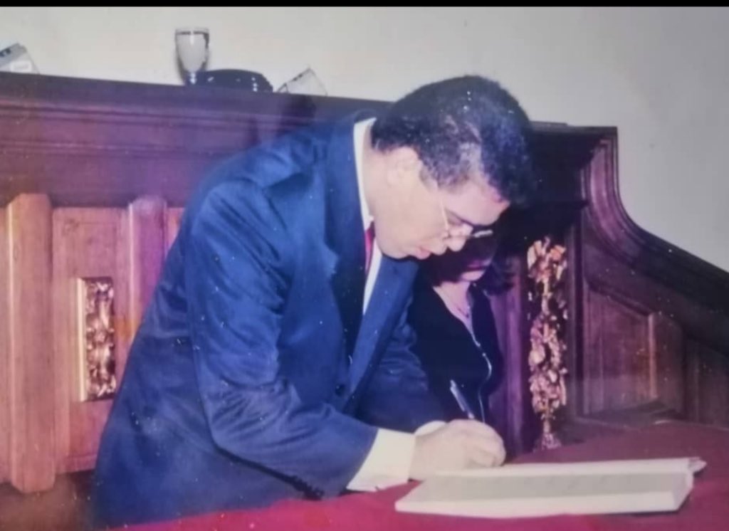 JauaMiranda's tweet photo. #15Dic de 1999. En elección popular se aprueba la Constitución de la República Bolivariana de Venezuela:”...con el fin supremo de refundar la República para establecer una sociedad democrática, participativa y protagónica..”Como Constituyente firmante, a esta Carta Magna me debo. https://t.co/JG9Ofuojkf