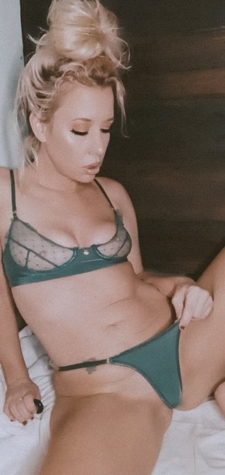 RT if you would fuck this 40-year-old MILF!!! https://t.co/y7szm3tNiN
