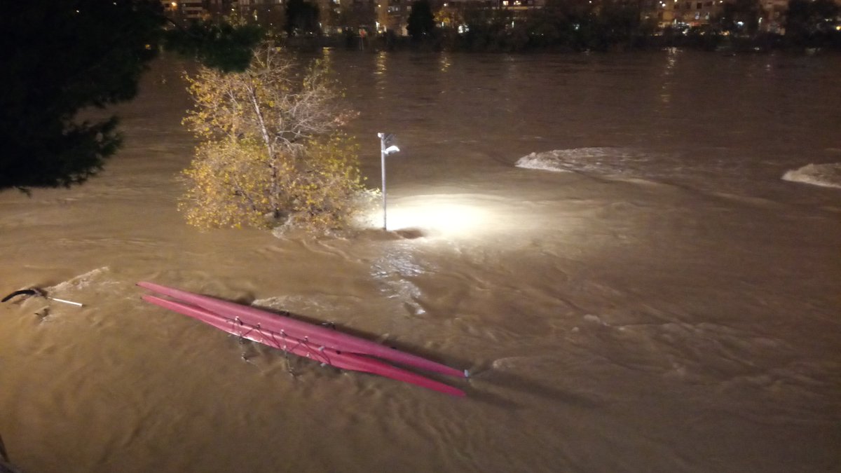 je_pala's tweet photo. Anoche vi esta farola, abandonada a su suerte en medio de la riada pero resistiendo y aún haciendo su función, dando algo de luz en la oscuridad.
Me recordó a la atención primaria https://t.co/vQanBvRmpl