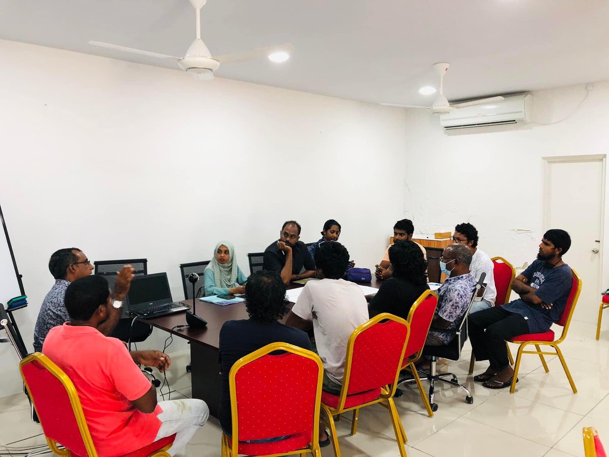 kanditheemuc01's tweet photo. 02 ވަނަ ބައްދަލުވުން- 

ލޭންޑް ޔޫސް ޕުލޭން ހެދުމަށްޓަކައި ބޭނުންވާ މަޢުލޫމާތު އެއްކުރުމަށް    ރަށުގައި ވިޔަފާކުރާ ފަރާތްތަކާއި މިމަސައްކަތް  ހަވާލުވި  ފަރާތާއި  އެކު  ބޭއްވުނު މަޝްވަރާ  ބައްދަލުވުމުގެ ތެރެއިން..    @lgaMaldives https://t.co/nkCDbd0xFB