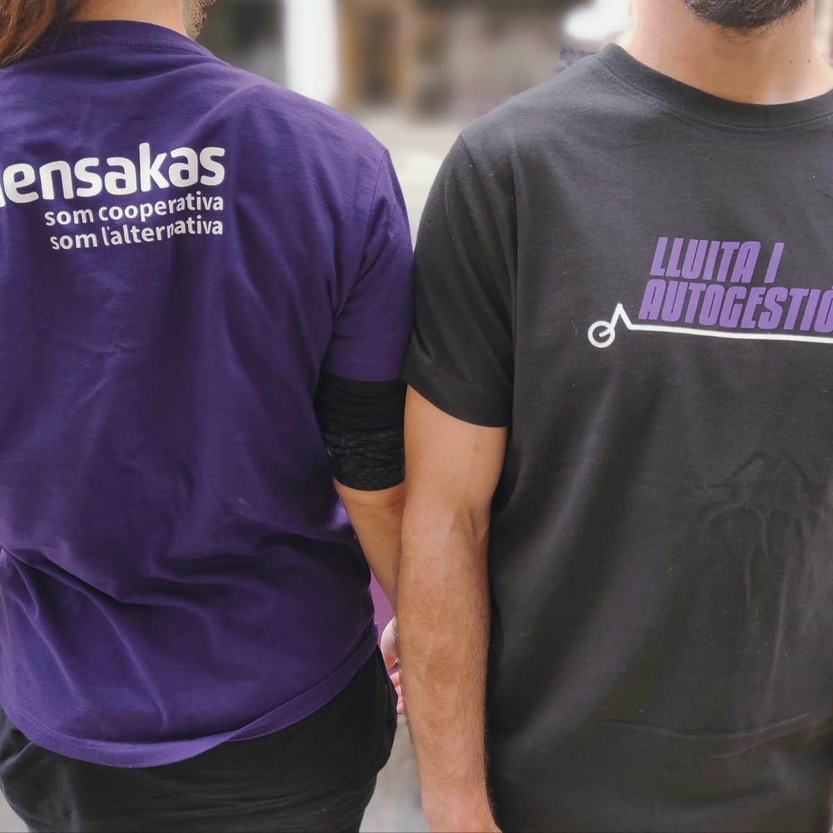 Només queden 3 dies per acabar el nostre <a href="/goteofunding/">𝗚𝗼𝘁𝗲𝗼</a> del #matchimpulsa !
Hem tret aquestes samarretes produïdes per les companyes del <a href="/sindicatomanter/">✳️ Sindicat Manter BCN</a> .
Lluita i autogestió (i estil): aconseguiu la vostra participant!👇
bit.ly/3dSeOwX