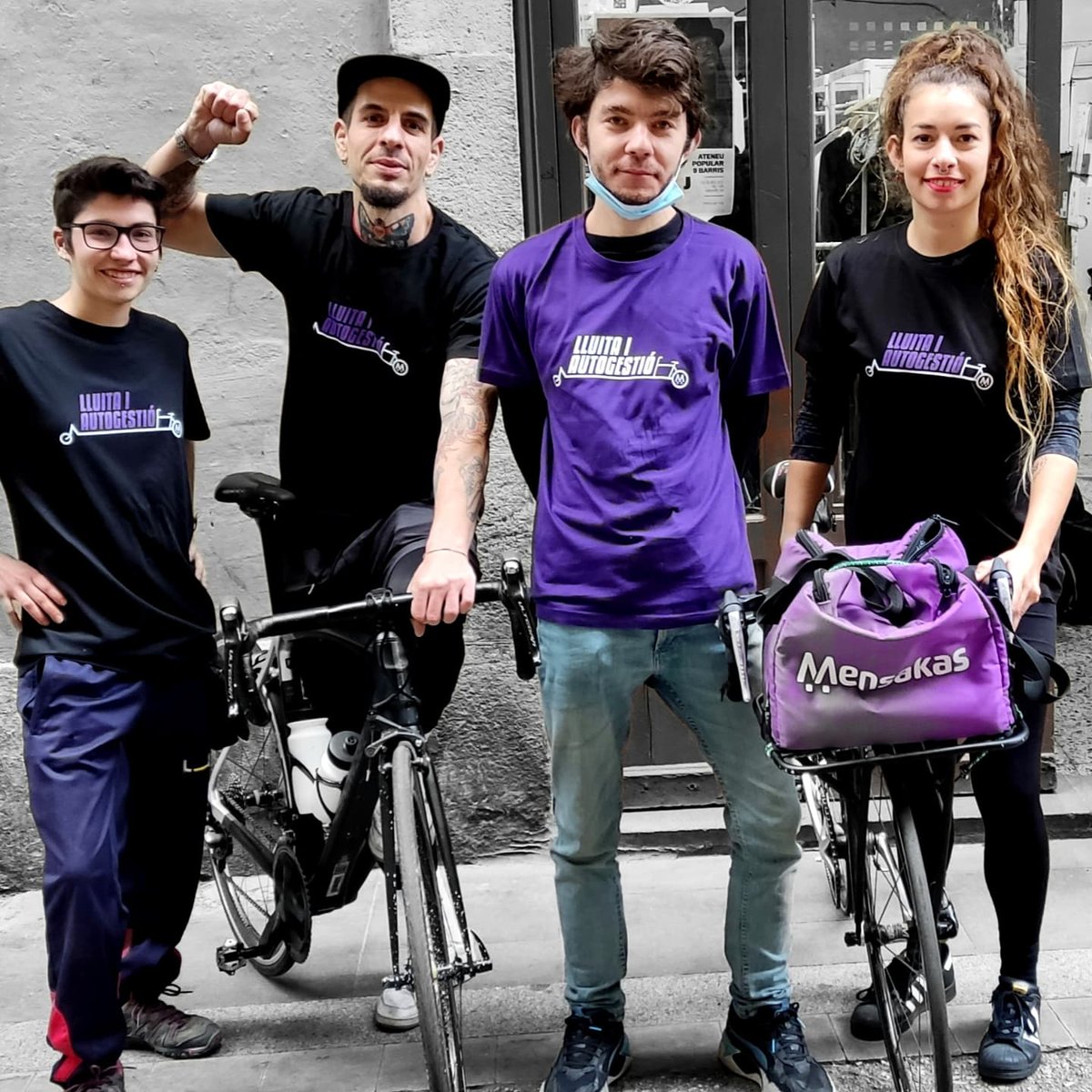 MensakasApp's tweet photo. Només queden 3 dies per acabar el nostre @goteofunding del #matchimpulsa !
Hem tret aquestes samarretes produïdes per les companyes del @sindicatomanter .
Lluita i autogestió (i estil): aconseguiu la vostra participant!👇
https://t.co/lplCEEHvxl https://t.co/lZEEb5uqK0