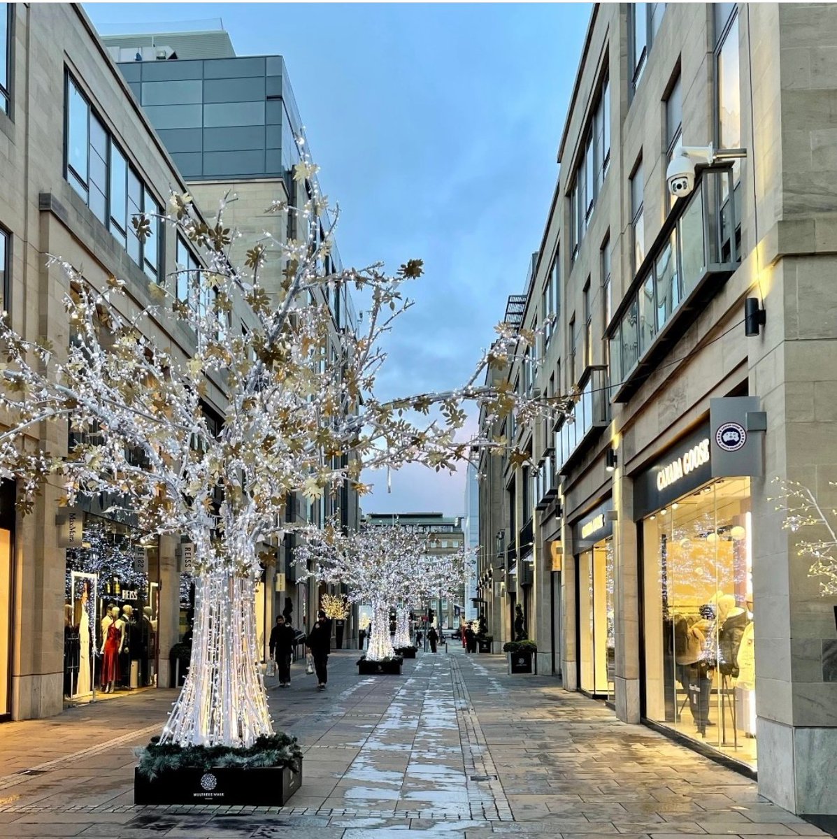 Edinburgh is decorated from every corner. 😍
Not long now!
📷: multreeswalk
