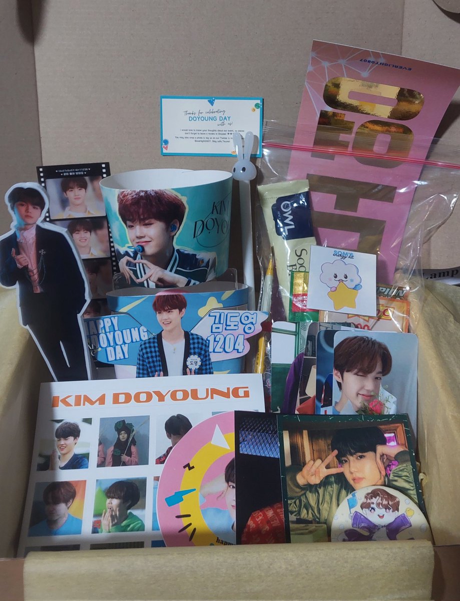 iammari_chan's tweet photo. got my doyoung kit!! 🐰💛 grabe ang dami inclusion and ang ganda pa ng quality! i super love the banner and the stickers 😍 thank you so much @everlight0807 🥰💕 https://t.co/Q8dGL9ig0U