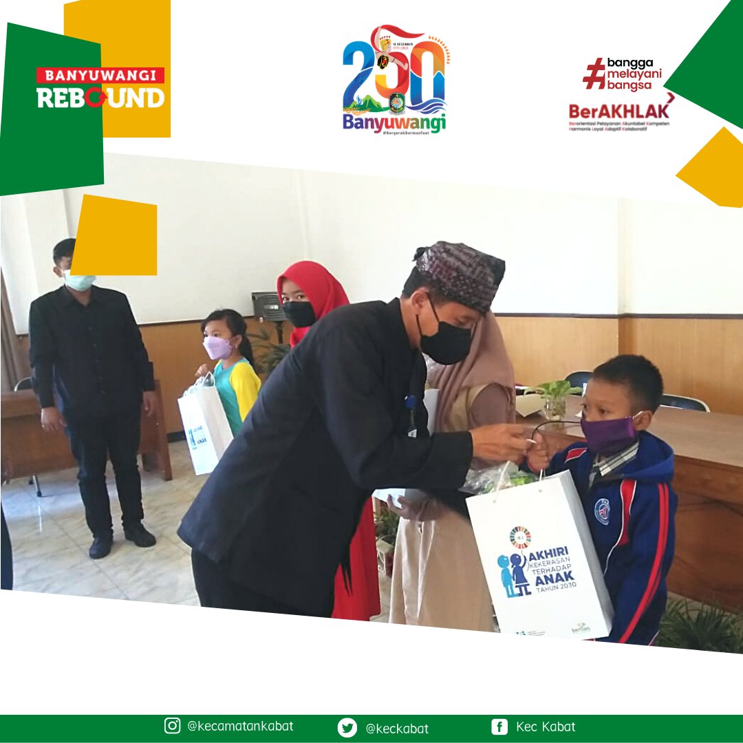 keckabat's tweet photo. Pemberian Bantuan Pemenuhan Kebutuhan Spesifik Perempuan dan Kbutuhan Anak dari Kementerian Pemberdayaan Perempuan dan Perlindungan Anak RI bertempat di Aula Kec.Kabat(15/12/2021). @banyuwangi_kab @BIBINWIDIATMOKO https://t.co/JtIOiVhZxw