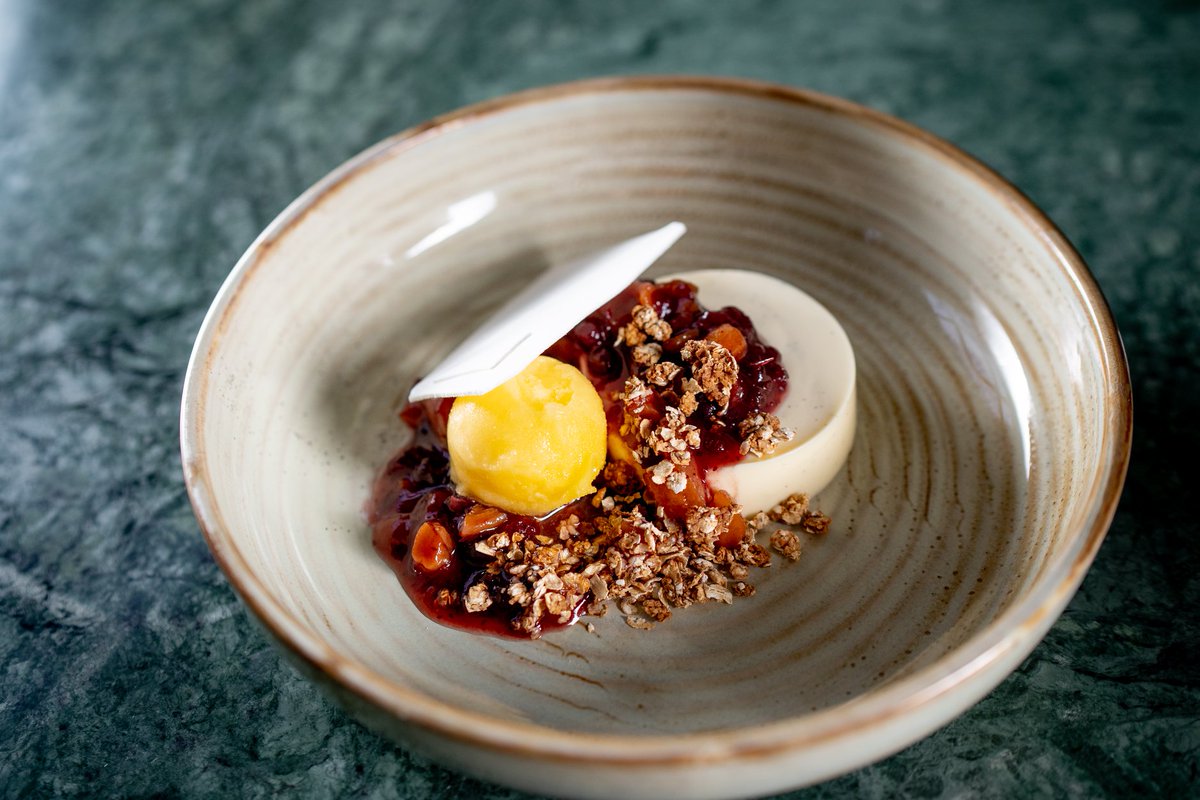 A taste of Christmas... 😍
Vanilla pannacotta, mulled fruits, and clementine sorbet.
