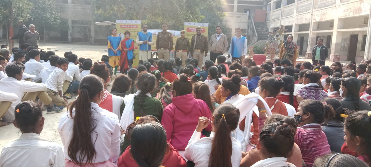 KanpurOuterpol's tweet photo. #मिशन_शक्ति_फेज_3 #SpKanpurOuter के निर्देशानुसार अभियान के तहत थानाक्षेत्र साढ़ में उ0नि0 कुलदीप कुमार व महिला आरक्षी स्वाति व एनजीओ के पदाधिकारियों द्वारा छात्राओ को महिला सुरक्षा संबंधी योजनाओं/महिला हेल्पलाइन नंबर 1090,181,1076,साइबर अपराधों के बारे में जागरुक किया गया। https://t.co/cvjTF9pmaF