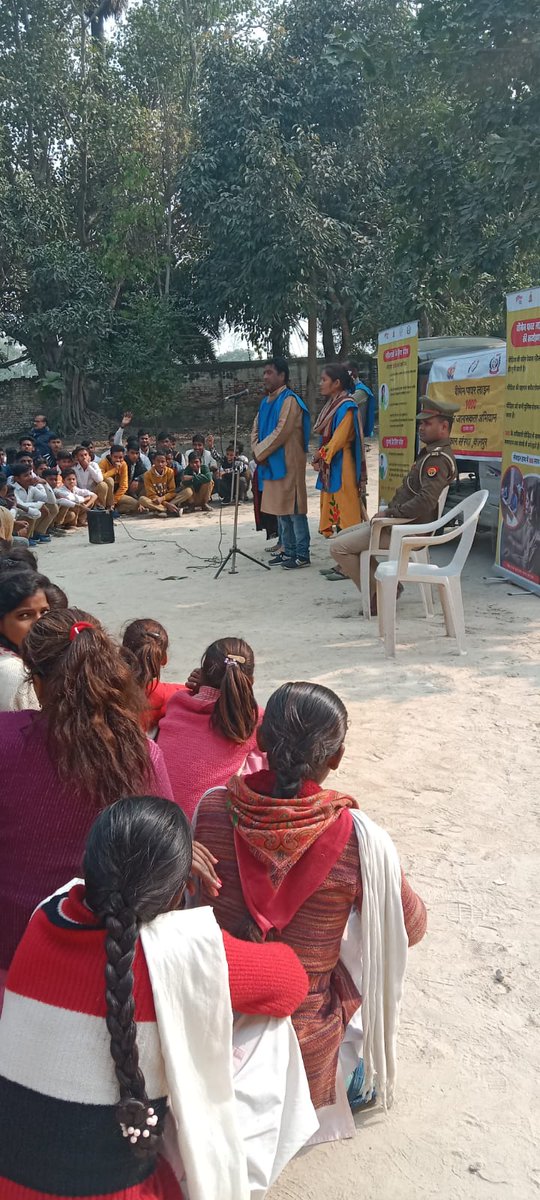 KanpurOuterpol's tweet photo. #मिशन_शक्ति_फेज_3 #SpKanpurOuter के निर्देशानुसार अभियान के तहत थानाक्षेत्र साढ़ में उ0नि0 कुलदीप कुमार व महिला आरक्षी स्वाति व एनजीओ के पदाधिकारियों द्वारा छात्राओ को महिला सुरक्षा संबंधी योजनाओं/महिला हेल्पलाइन नंबर 1090,181,1076,साइबर अपराधों के बारे में जागरुक किया गया। https://t.co/cvjTF9pmaF