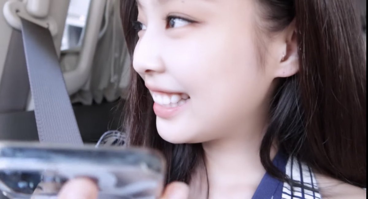 jnkjpgs's tweet photo. watching her vlog makes me realized how much i miss her https://t.co/k0vtxglqOw