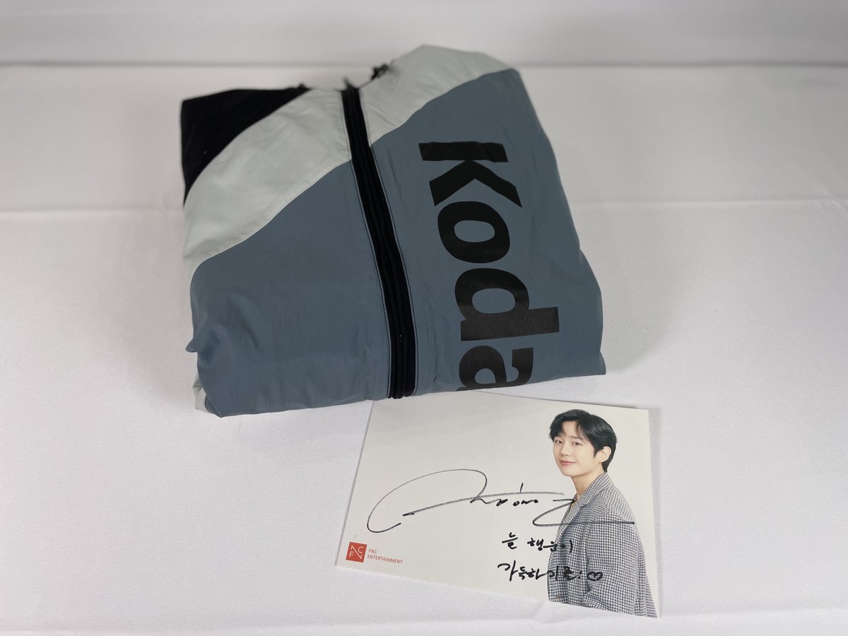 WeStart5004's tweet photo. 📢[2021 위아자 명사기증품코너] 
정해인 배우
💡기증품_ 자켓

▶️위아자2021 바로가기 링크
https://t.co/lG46bstvvK
✔️온라인 경매일정 : 2차 12/15-12/21 

#위아자 #위스타트 #명사기증품 #배우 #정해인 #자켓 #친필사인지 https://t.co/VCYa3eDFAQ