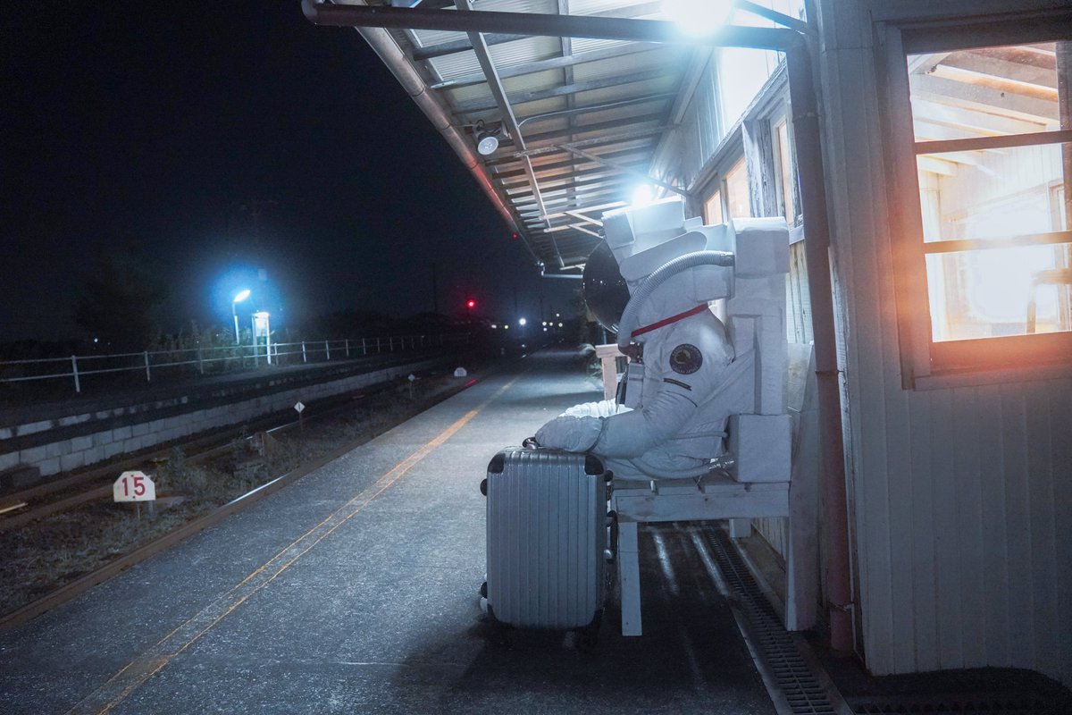 ichiharaartmix's tweet photo. 【7つの月を探す旅】
開幕24日目です。
レオニート・チシコフさんの駅舎プロジェクト作品シリーズ《7つの月を探す旅》。月を探して宇宙を旅する人の物語を体験できるインスタレーションが、五井駅から馬立駅まで展開されています。 https://t.co/UjiUpQEqmC