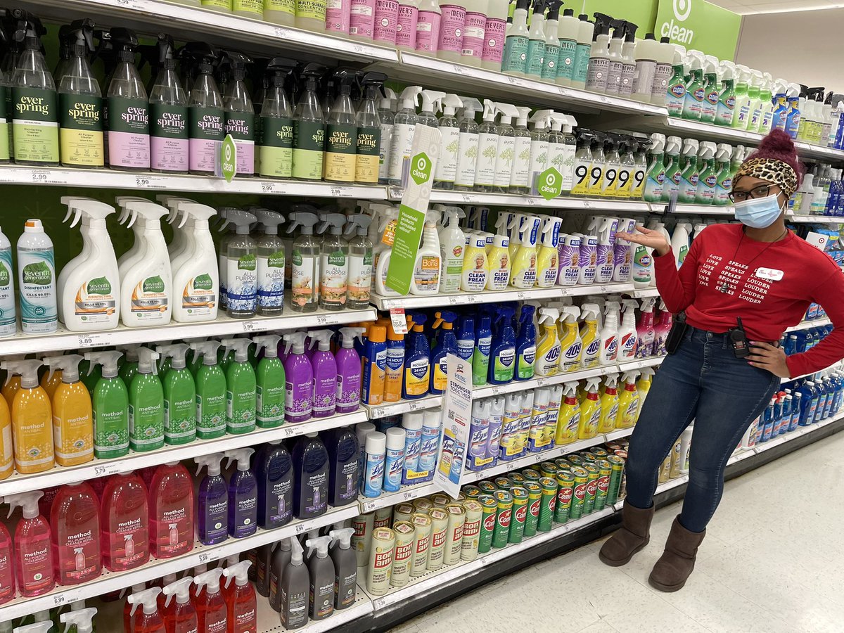 Ciera is keeping our zones CLEAN this #targetholiday season! Good luck on your exams tomorrow! 11 more days til XMAS! 🎄☃️
