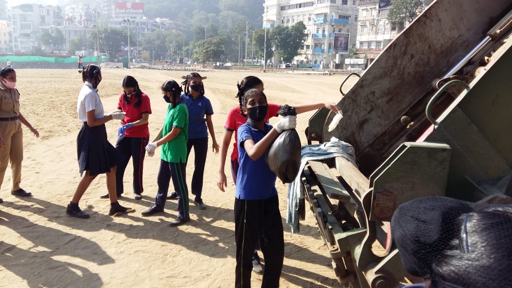 anjukumari9's tweet photo. NCC cdts of Fellowship High School, Grant Road, 5 Maharashtra Girls Bn NCC, Mumbai 'A' Group, NCC Dte Maharashtra conducted Beach Cleaning and collected 7 kg plastic garbage.
#PuneetSagar
@DefPROMumbai 
@drajaykumar_ias 
@HQ_DG_NCC
@ncc_dte 
@mumbai_group
@UnityMaximum https://t.co/46lzqn4UHf