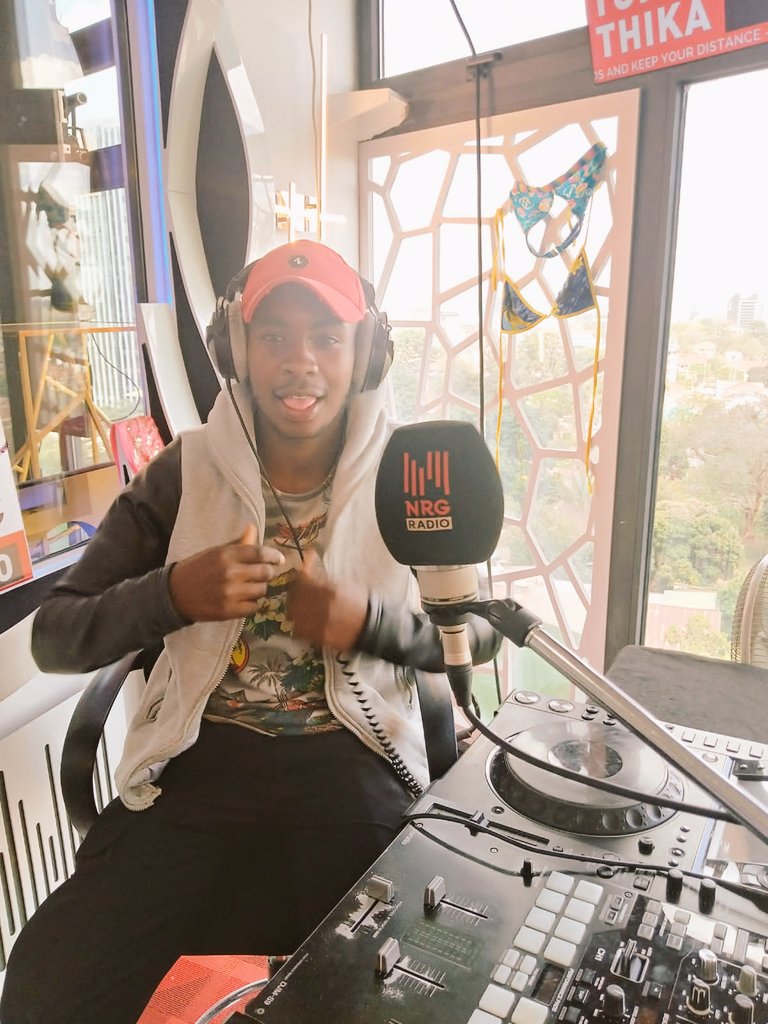 Palmer_Arts's tweet photo. 💯NGAFANYA BIZNESS LEGIT🤩🔥🥳

@WHICH STATION NINJA?!!🤤🔥🥳

💯I ❤️💛💚 @NRGRADIOKENYA♪😊❤‍🔥😋

#YNWAFOREVER😊🤞🍻 https://t.co/js5xw7DG7Z