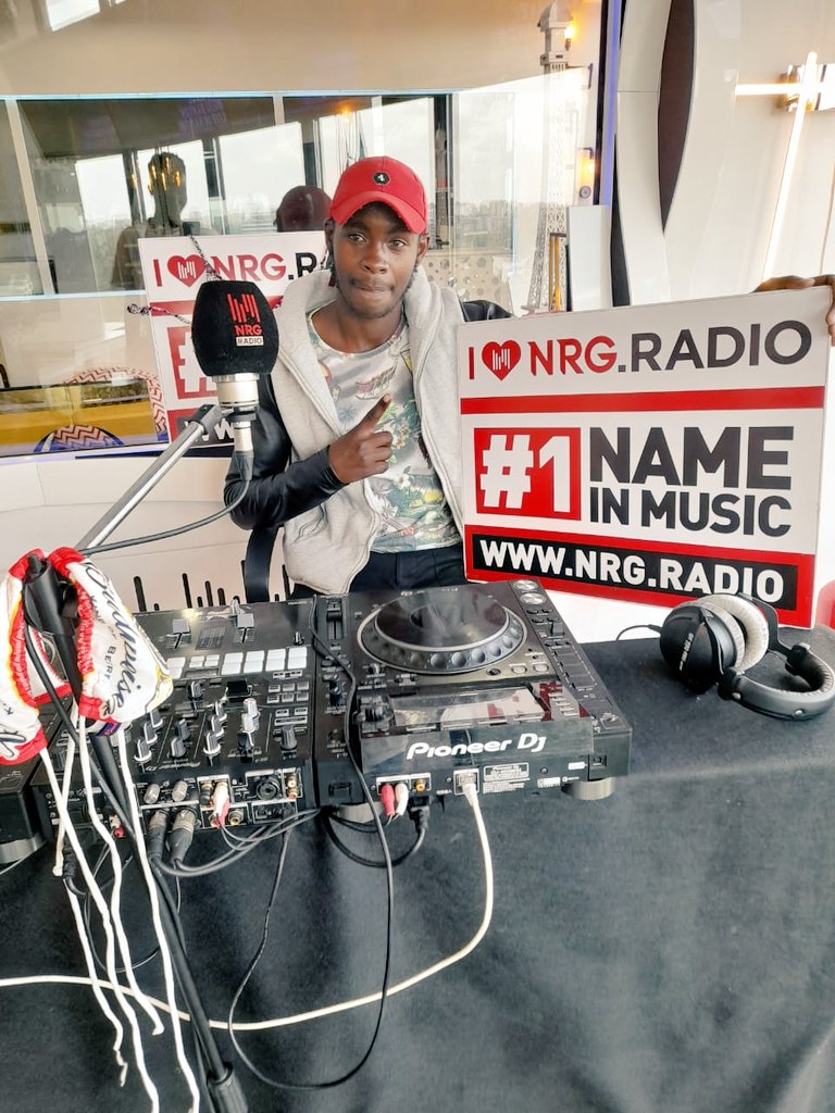 Palmer_Arts's tweet photo. 💯NGAFANYA BIZNESS LEGIT🤩🔥🥳

@WHICH STATION NINJA?!!🤤🔥🥳

💯I ❤️💛💚 @NRGRADIOKENYA♪😊❤‍🔥😋

#YNWAFOREVER😊🤞🍻 https://t.co/js5xw7DG7Z