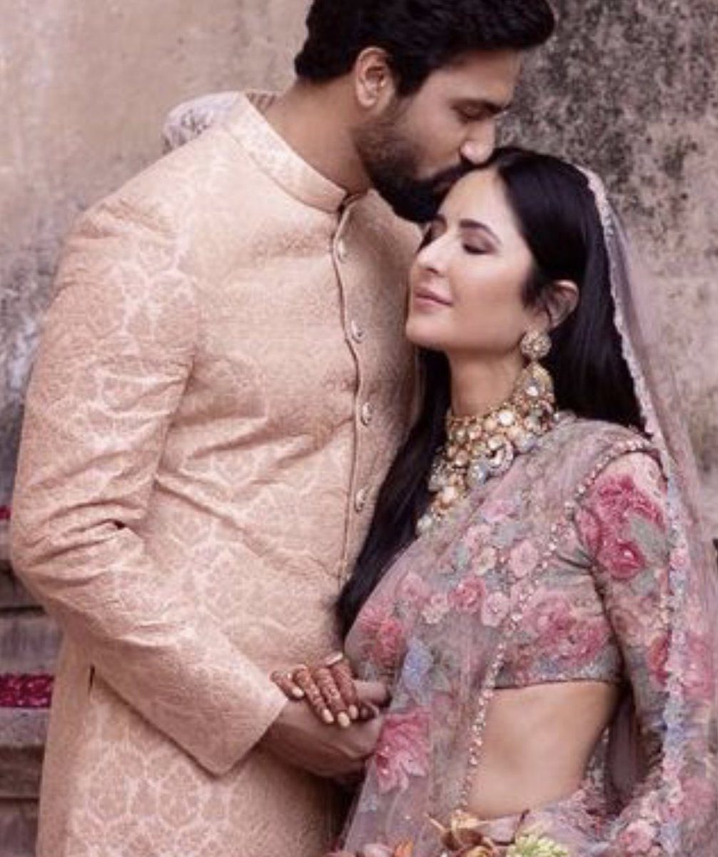 acqueen13's tweet photo. She holds his thumb and I think that is the cutest thing ever but maybe im biased 🙊 #KatrinaKaif #VicKat https://t.co/frKG6eZFyZ