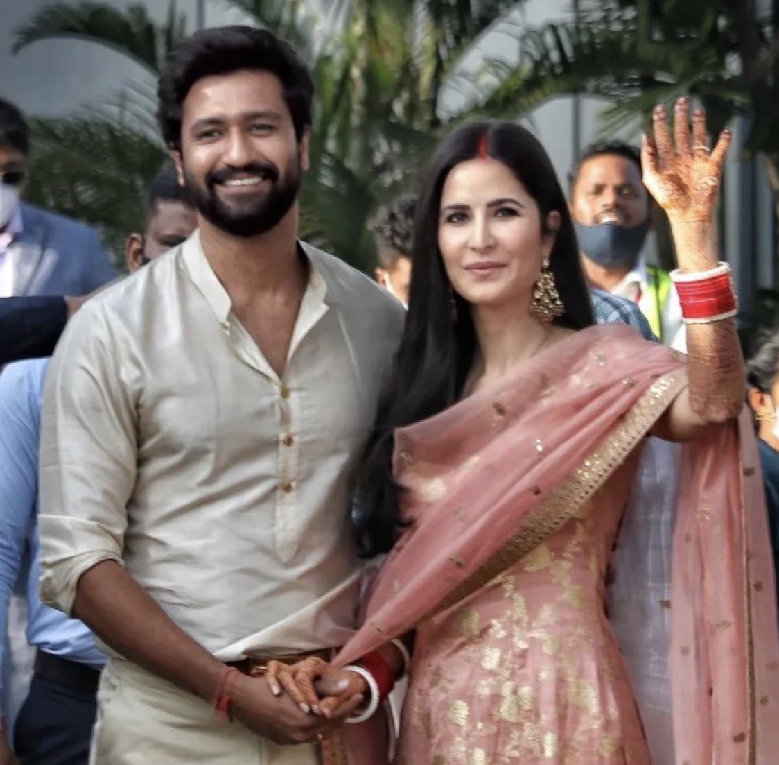 acqueen13's tweet photo. She holds his thumb and I think that is the cutest thing ever but maybe im biased 🙊 #KatrinaKaif #VicKat https://t.co/frKG6eZFyZ