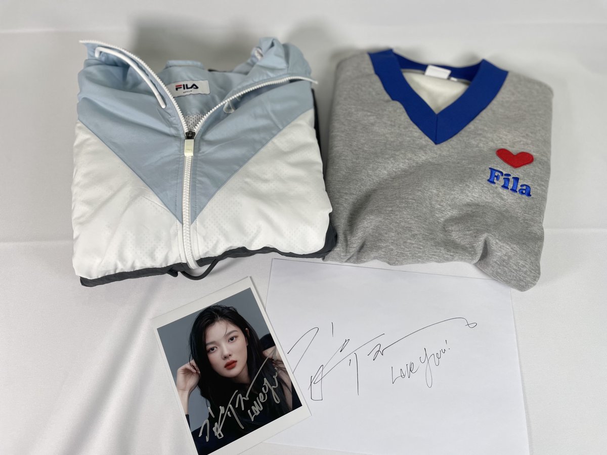 WeStart5004's tweet photo. 📢[2021 위아자 명사기증품코너] 
김유정 배우
💡기증품_ 후드 자켓, 베스트

▶️위아자2021 바로가기 링크
https://t.co/lG46bstvvK
✔️온라인 경매일정 : 2차 12/15-12/21 

#위아자 #위스타트 #명사기증품 #배우 #김유정 #후드자켓 #베스트 #친필사인지 https://t.co/Yu2fYlL8a7