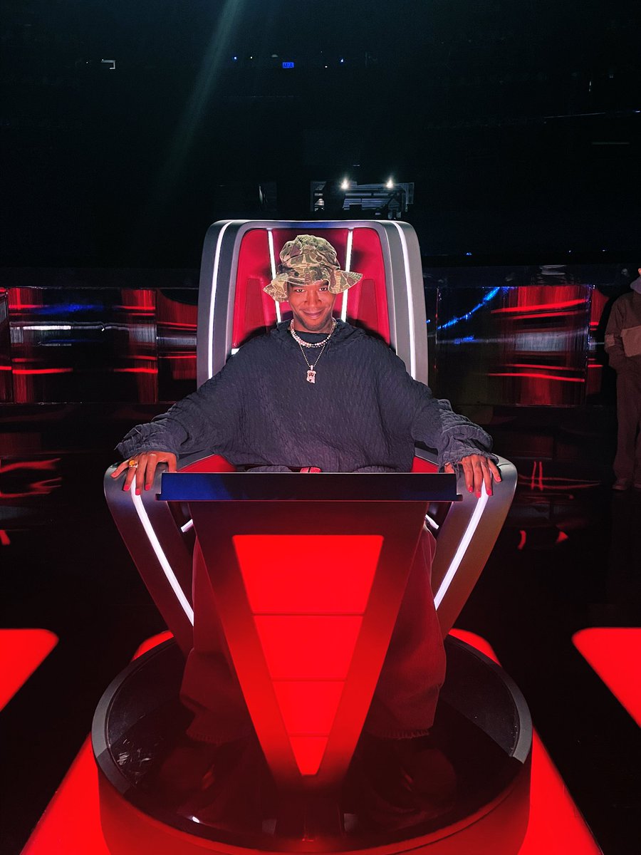 Ari let me sit in her chair to feel the power of a thousand suns.  😈@ArianaGrande #TheVoice <a href="/NBCTheVoice/">The Voice</a>