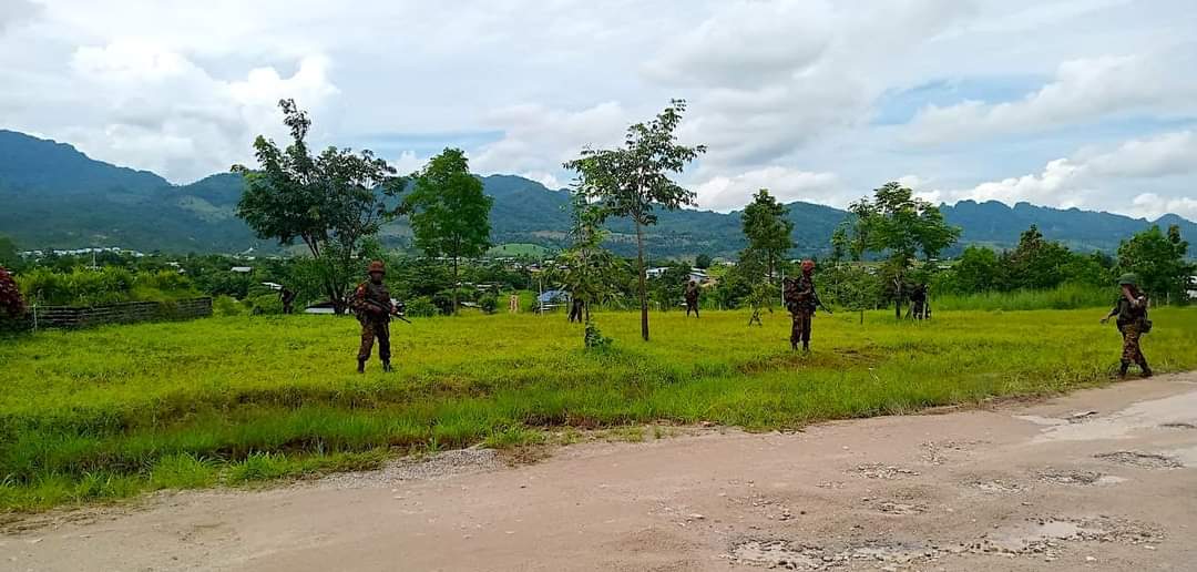 IrrawaddyNews's tweet photo. Fighting broke out between junta troops and armed resistance groups in Lay Kay Kaw new city in Karen State’s Myawaddy on Wednesday, after junta raids in the city a day earlier. (Photo: Junta soldiers in Lay Kay Kaw on Dec. 14 / Saw Tar Tu) #WhatsHappeningInMyanmar https://t.co/9yy9VfNMGu