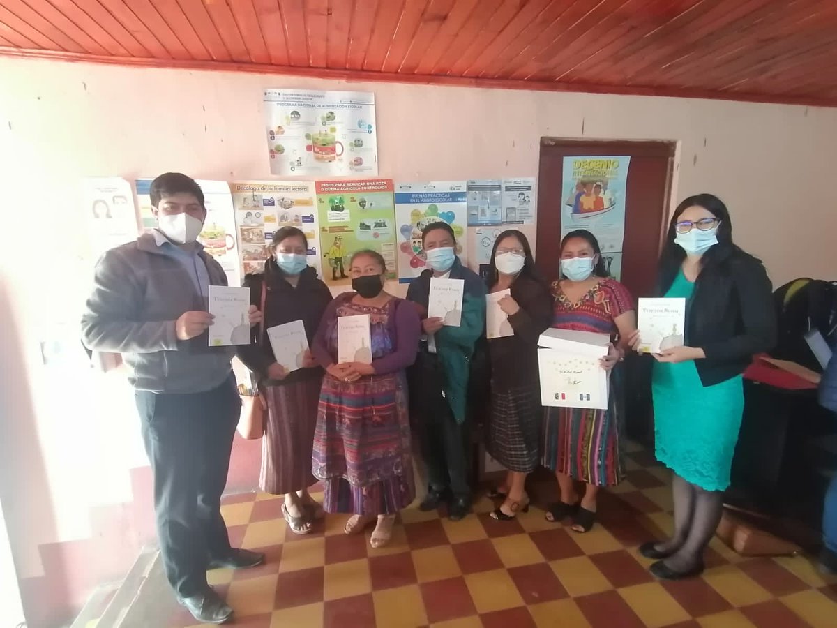 KikotemalTV's tweet photo. Entrega de libros de “EL PRINCIPITO" traducido al Idioma maya k'iche', a las escuelas del Nivel Primario de San Francisco La Unión en coordinación con el Distrito No. O90301. 

Gracias por la donación de los libros a la  Embajada de Francia de Guatemala. https://t.co/bEHzMOaFTr