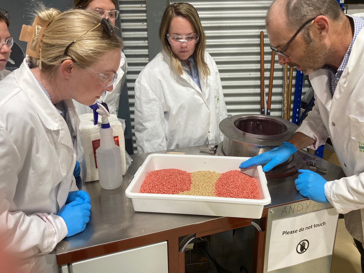 agnvet's tweet photo. Growing a successful crop starts with the seed!
A visit to the Syngenta Seedcare Institute saw the agronomy team learn what it takes for successful seed protection.
Which canola seed looks the best to you?

#AGnVET #ikcaldwell #cropwalkwednesday https://t.co/gVhwxrLnI9