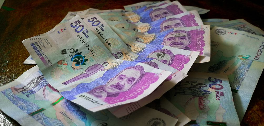 legaltrust_co's tweet photo. SALARIO MÍNIMO llega a USD. 250,00 aprox:

.SMMLV para 2022 (COP. 1.000.000)

.Auxilio de Transporte (COP. 117.172)

Conozca los acuerdos de la Comisión Permanente de Concertación de Políticas Salariales y Laborales:
. https://t.co/gYnSTRj6pY

#SomosLegalTrust #SalarioMinimo2022 https://t.co/tCmkFDZv5I