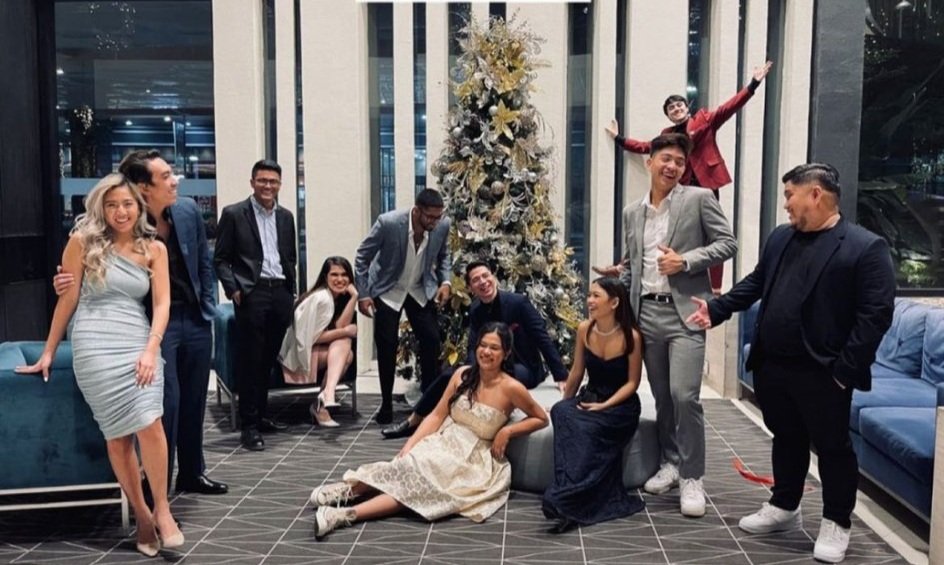 rimenere24's tweet photo. Yung kahit sa malayo kita mo kasiyahan ni TATAY @Barber_Edward_  😊...

"be HAPPY, focus perfect moment  and surround yourself with people who bring you good vibes"..

#MayWard #MaymayEntrata #EdwardBarber 

@maymayentrata07 https://t.co/AYC9hgyHgB