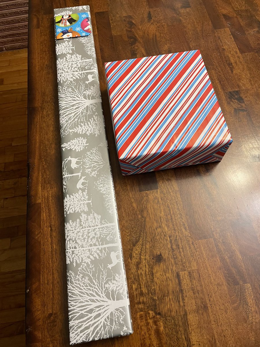 dirharrygirl's tweet photo. クリスマスの準備🎅
これは学校用と明日のスモールクリスマス(お家用)のプレゼント。どちらもシークレットサンタ。今年学校行くのもほぼあと1週間😌初めて海外でクリスマス過ごす。カナダ🇨🇦のクリスマ楽しみ😺💫 https://t.co/5MBcKR6Zro