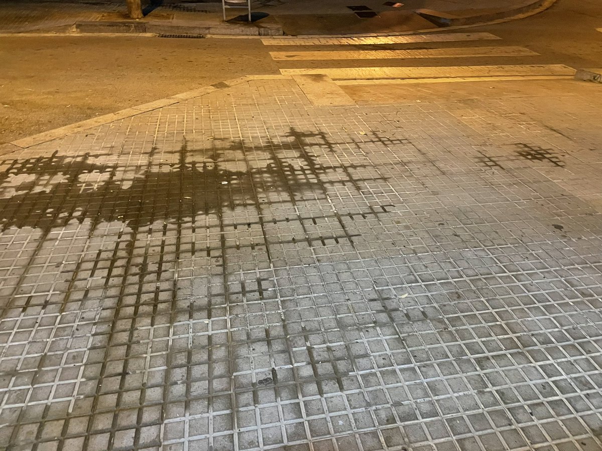 maris060977's tweet photo. @AjRubi Hola, cada vez es peor. Podrían pasar a limpiar pero con máquina a presión? Es cada día de forma contínua y da mucho asco salir a la calle. También estaría bien poner un cartel conforme la acera no es un pipican…gracias! https://t.co/cJWyj6pPco