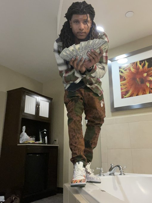I DONT MEAN NO HARM BUT I BEEN SHOWIN MY A$$ LATELY #HUNCHO https://t.co/ZjxtqpOAlY<a href="/tag/huncho"class="tags"><span>#huncho</span></a>
